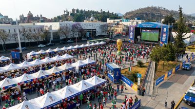 Vista panoramica de la zona comercial y pantallas gigantes